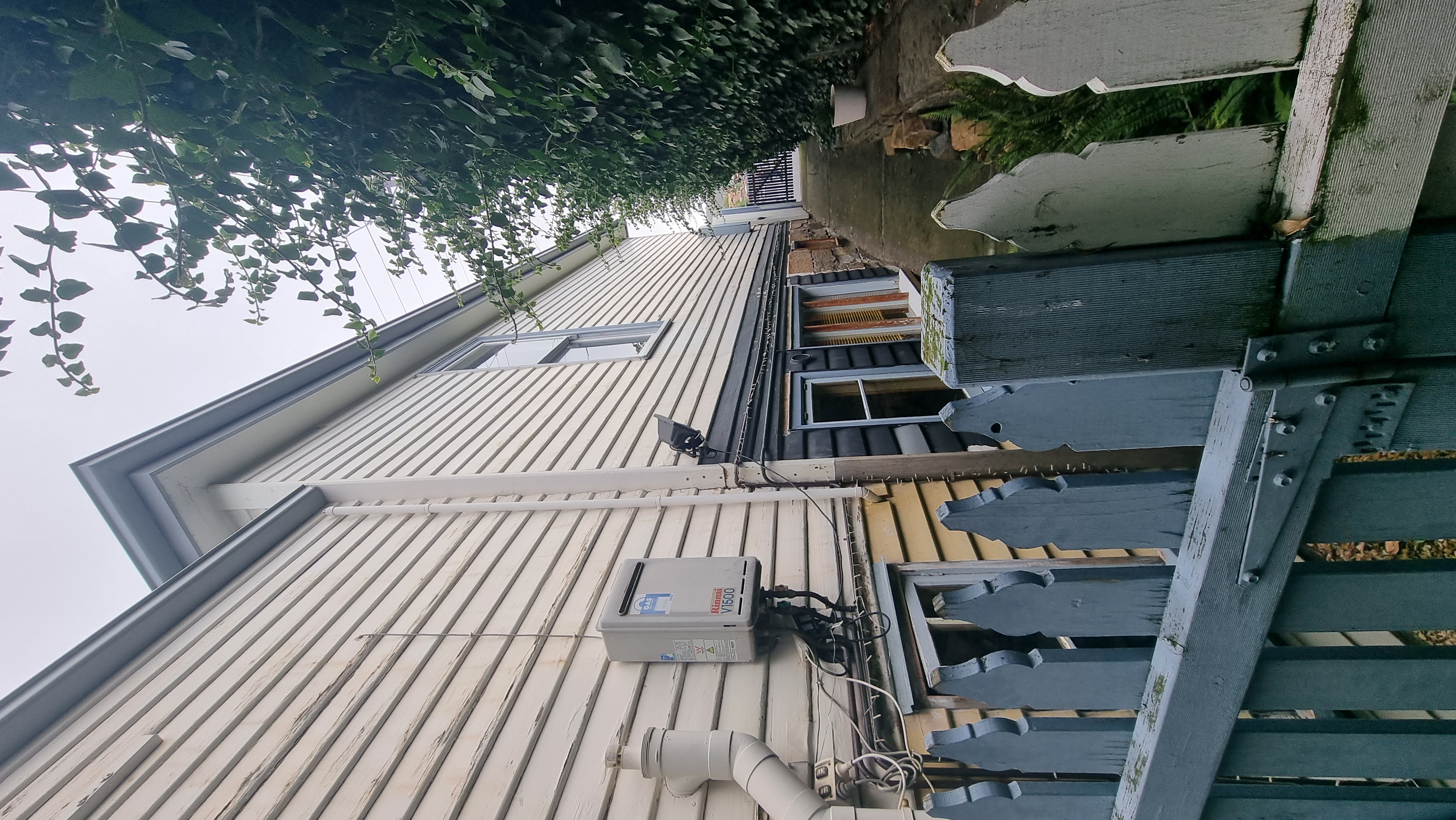 weatherboard-Hobart-before-flaking-paint